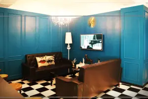 틸블루 웨인스코팅이 돋보이는 클래식 피아노학원 인테리어